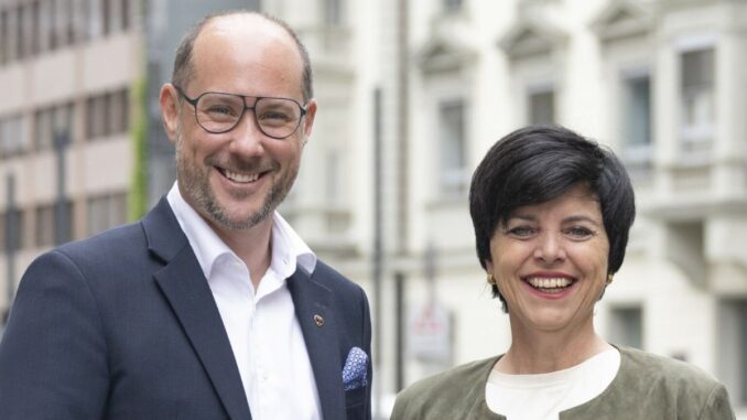 Landesrat-Mario-Gerber-und-Tirol-Werbung-Geschaeftsfuehrerin-Karin-Seiler