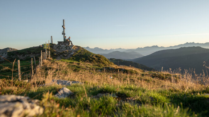 LOWRES_00000145267_Ein-Paerchen-geniesst-die-Aussicht-vom-Penkkopf-in-Kleinarl_Salzburger-Sportwelt_Mike-Groessinger