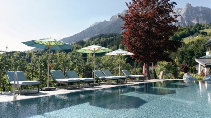 Hotel-Der-Loewe-Aussenpool-im-Sommer_Hotel-Der-Loewe-